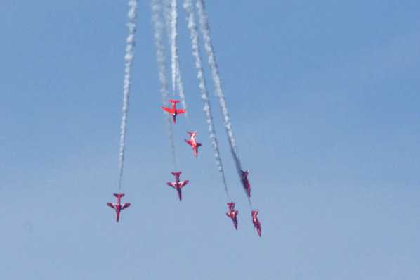 30 May 2019 - 19-10-23.jpg
I may well be six miles away from Torquay, but this is not a bad snap of the 'arrers displaying at the Torbay Air Show.
#RedArrowsTorbay #TorbayAirShowRedArrows